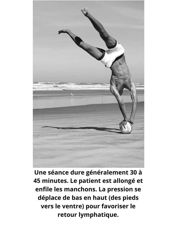Homme musclé faisant le poirier sur un ballon de foot à la plage, noir et blanc